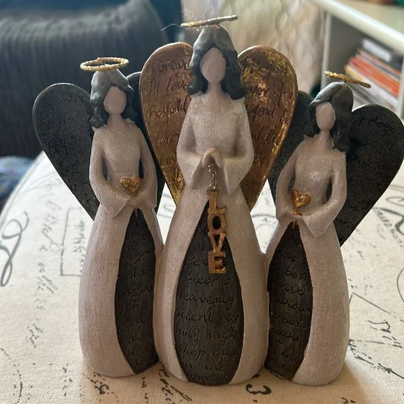 Trio of Angels Figurine with Dangling Love Charm ✨ Gorgeous Piece! 💛 - Picture 3 of 15